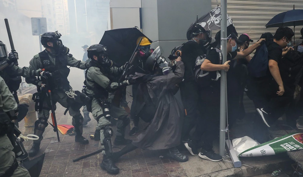 Hơn 180 người biểu tình bị bắt trong ngày 1-10. Ảnh: SCMP