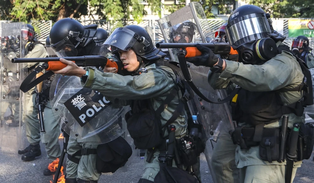 Cảnh sát chống bạo động đối phó biểu tình ngày 1-10. Ảnh: SCMP