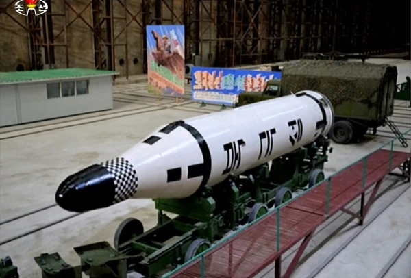 Tên lửa đạn đạo phóng từ tàu ngầm Pukkŭksŏng-1 của Triều Tiên. Ảnh: HANKYOREI