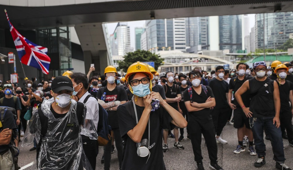 Xuống đườnXuống đường ở Hong Kong phản đối lệnh cấm mang mặt nạ khi đi biểu tình. Ảnh: SCMPg ở Hong Kong phản đối lệnh cấm mang mặt nạ khi đi biểu tình. Ảnh: SCMP
