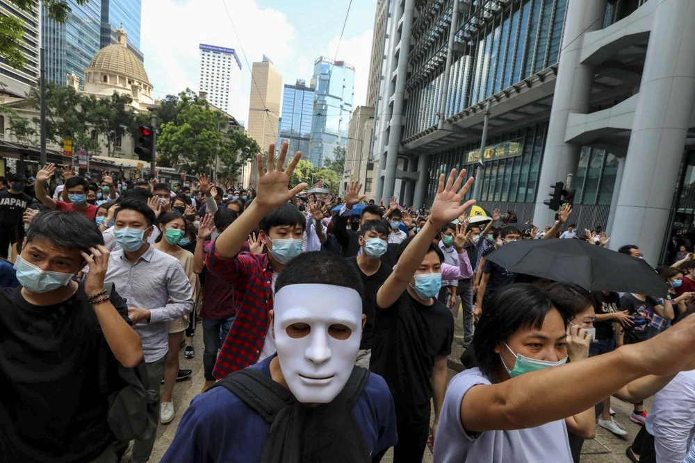 Xuống đường ở Hong Kong phản đối lệnh cấm mang mặt nạ khi đi biểu tình. Ảnh: SCMP
