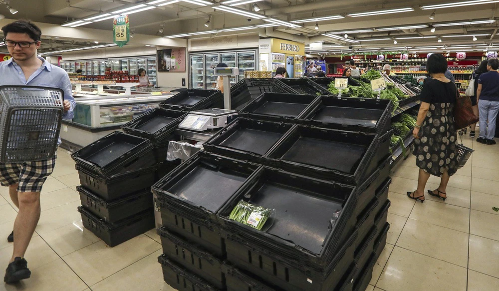 Người dân mua sạch hàng hóa trong siêu thị ở Hong Kong. Ảnh: SCMP