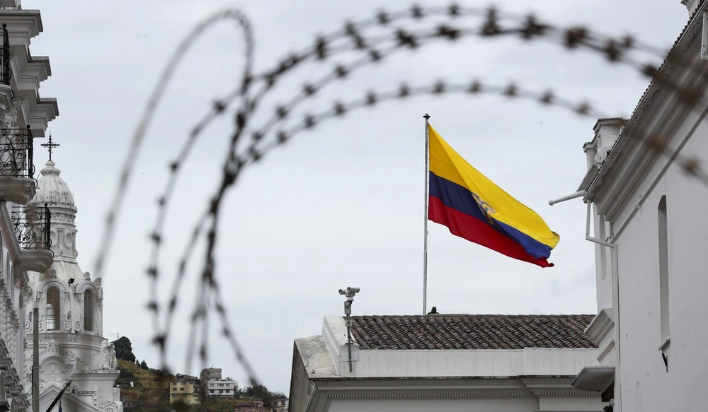 Cờ quốc gia Ecuador ở thủ đô Quito (Ecuador) ngày 8-10. Ảnh: REUTERS