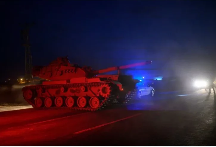 Binh sĩ Thổ Nhĩ Kỳ di chuyển về thị trấn Akcakale ở tỉnh Sanliurfa giáp biên giới với Syria ngày 8-10. Ảnh: AFP