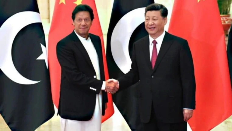 Chủ tịch Trung Quốc Tập Cận Bình (phải) gặp Thủ tướng Pakistan Imran Khan (trái) ngày 9-10. Ảnh: REUTERS
