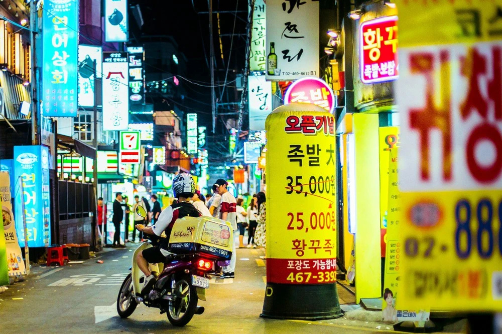 Nghề giao hàng bằng xe máy đang được chú ý ở Hàn Quốc. Ảnh: SHUTTERSTOCK