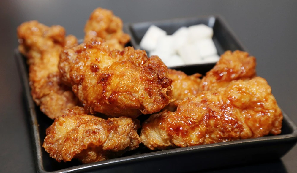 Gà rán Hàn Quốc. Nhiều nhân viên giao hàng phải liều lĩnh bất chấp an toàn giao thông để giao thức ăn còn ấm nóng đến tay người mua. Ảnh: SHUTTERSTOCK