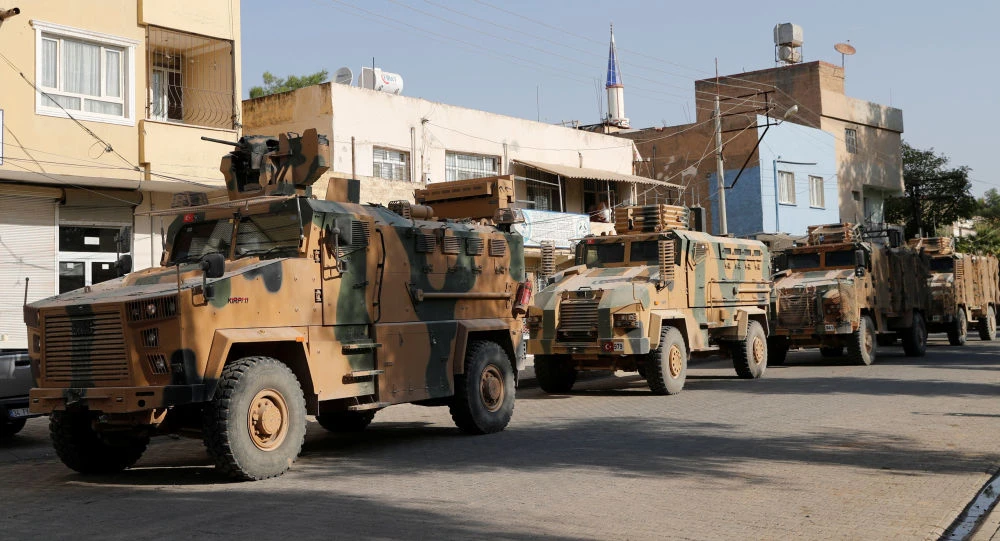 Xe quân sự Thổ Nhĩ Kỳ tiến vào biên giới với Syria ngày 11-10. Ảnh: REUTERS