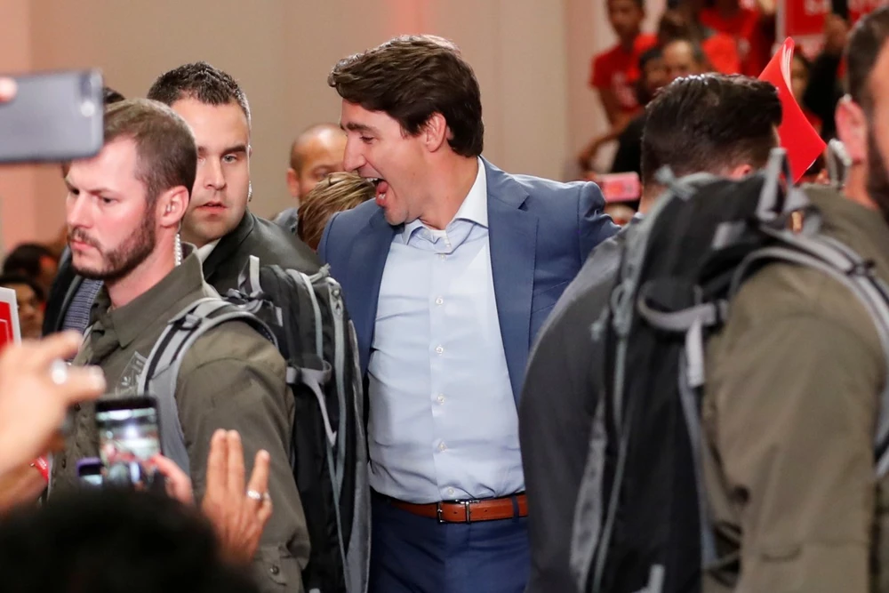 Thủ tướng Canada Justin Trudeau (giữa) mặc trang phục vest bên ngoài và bên trong có áo lót chống đạn, không mang cà vạt trong buổi vận động tranh cử. Ảnh: REUTERS
