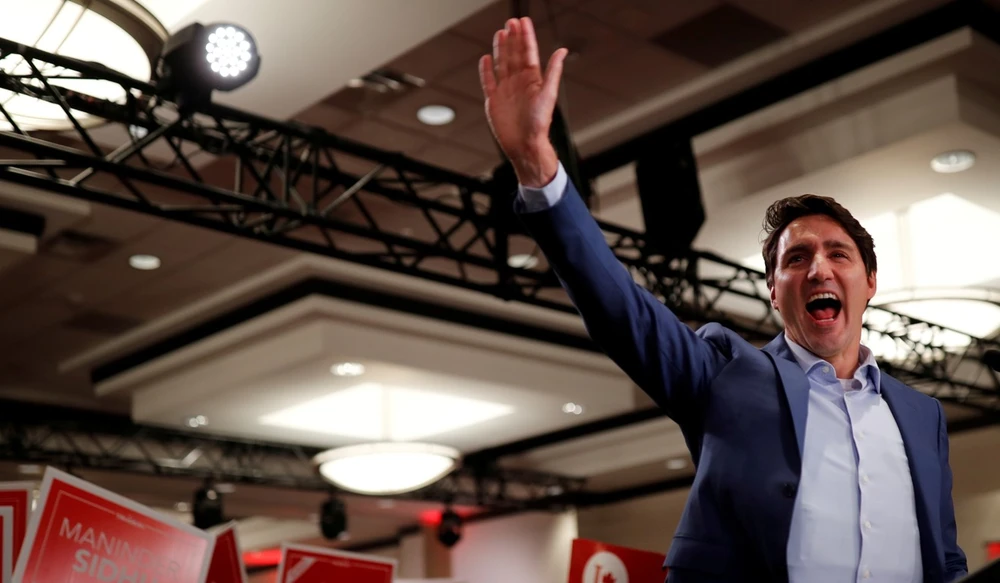 Thủ tướng Canada Justin Trudeau phát biểu tại cuộc vận động tranh cử và không gặp trục trặc nào. Có thể nhìn thấy lớp áo chống đạn nổi ra ngoài. Ảnh: REUTERS