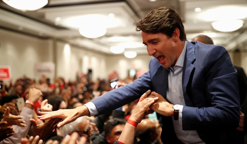 Thủ tướng Canada Justin Trudeau bắt tay người ủng hộ ở TP Mississauga, tỉnh Ontario (Canada). Ảnh: REUTERS