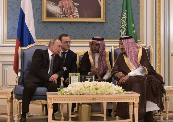Tổng thống Nga Vladimir Putin (trái) được Quốc vương Salman bin Abdulaziz Al Saud của Saudi Arabia tiếp đón tại thủ đô Riyadh (Saudi Arabia) ngày 14-10. Ảnh: SPUTNIK