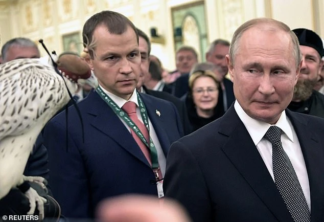 Tổng thống Nga Vladimir Putin (phải) liếc nhìn chú chim ưng Alpha khi tặng Quốc vương Salman của Saudi Arabia tại thủ đô Riyadh (Saudi Arabia) ngày 14-10. Ảnh: REUTERS