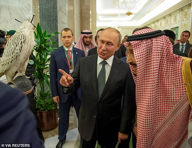Tổng thống Nga Vladimir Putin (giữa) tặng chú chim ưng Alpha cho Quốc vương Salman của Saudi Arabia (phải) tại thủ đô Riyadh (Saudi Arabia) ngày 14-10. Ảnh: REUTERS