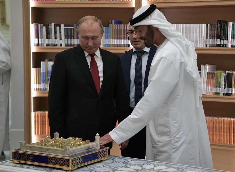 Tổng thống Nga Vladimir Putin nhận lại từ Thái tử UAE Mohammed bin Zayed Al Nahyan một mô hình cung điện hoàng gia UAE. Ảnh: SPUTNIK