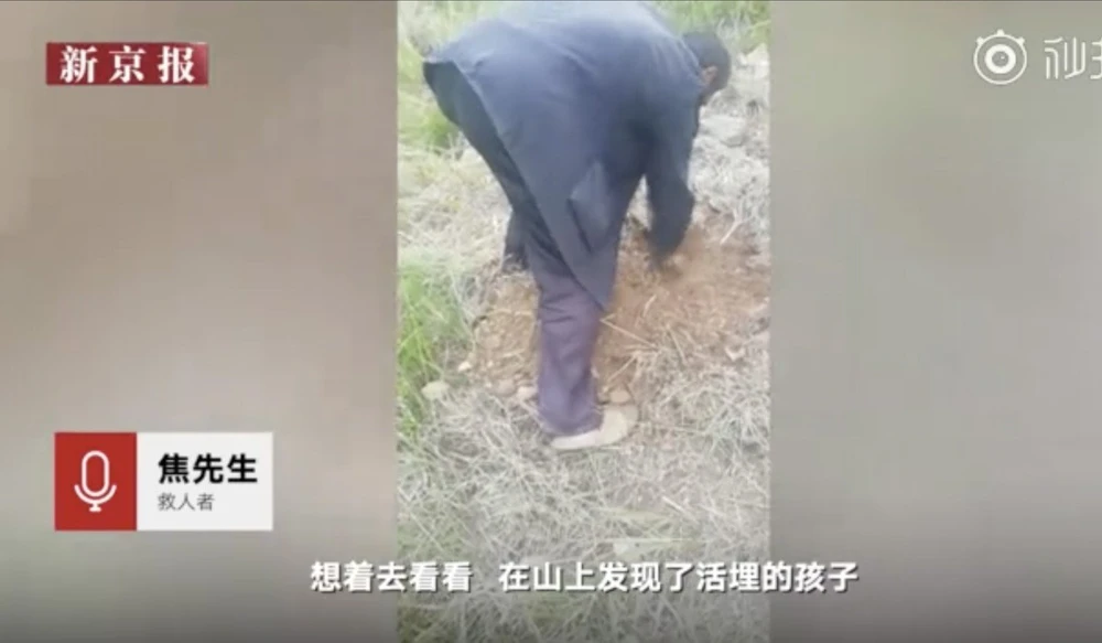 Ban đầu hai vợ chồng địa phương nghĩ tiếng khóc của bé trai là tiếng kêu của một con thú bị rớt trúng bẫy. Ảnh: WEIBO