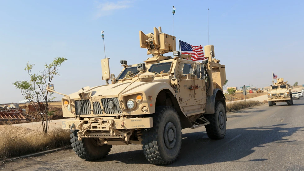 Đoàn xe quân sự Mỹ di chuyển tại ngoại ô tỉnh Dohuk (Iraq), giáp biên giới với Syria, ngày 21-10. Ảnh: REUTERS