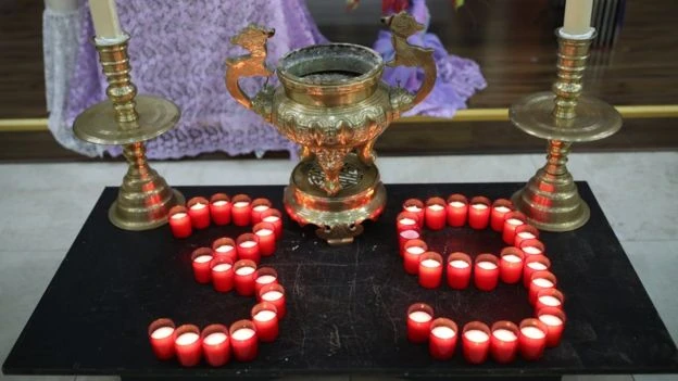 Các ngọn nến được xếp thành hình con số 39, tượng trưng cho 39 nạn nhân người Việt đã thiệt mạng tại Anh. Ảnh: PA MEDIA