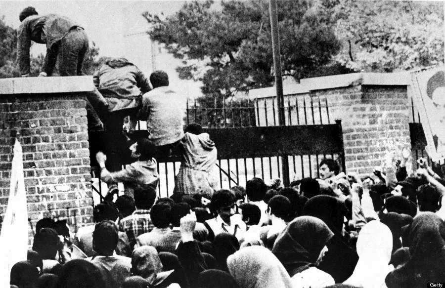 Sinh viên Iran leo rào vào chiếm đại sứ quán Mỹ ở Tehran (Iran) ngày 4-11-1979. Ảnh: AFP