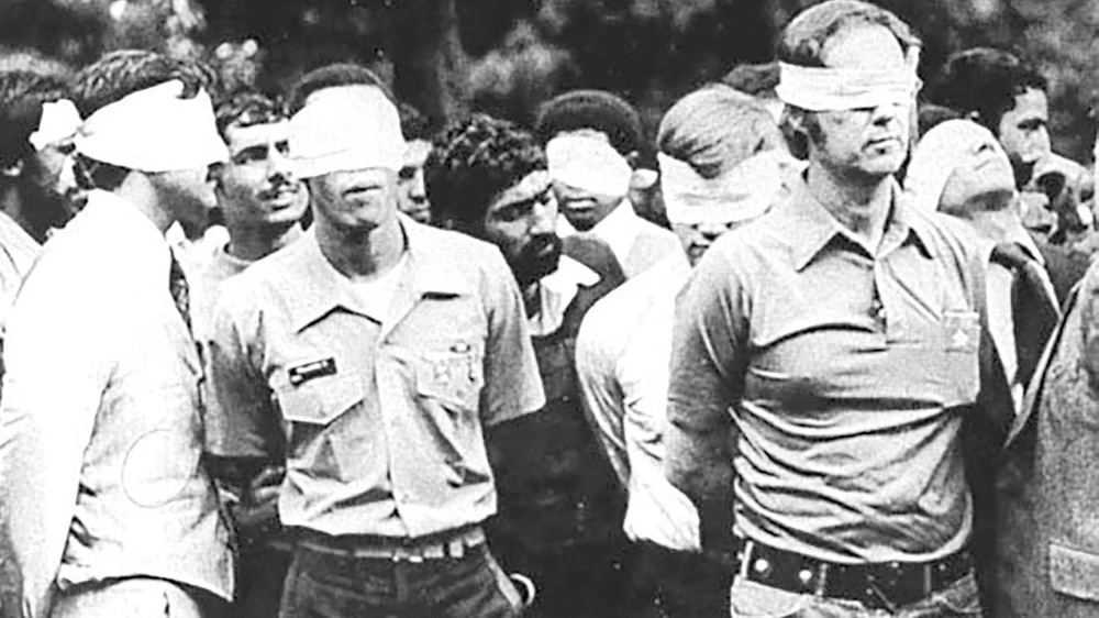 Các con tin Mỹ bị bắt và bịt mắt bên ngoài đại sứ quán Mỹ ở Tehran (Iran) năm 1979. Ảnh: REUTERS