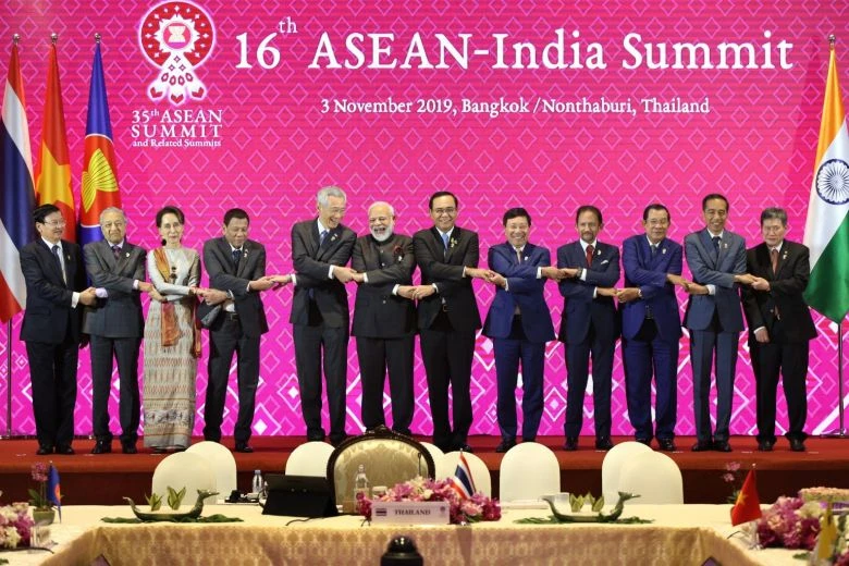 Các lãnh đạo ASEAN và Thủ tướng Ấn Độ Narenda Modi (thứ 6 từ trái sang) chụp hình chung tại hội nghị thượng đỉnh ASEAN-Ấn Độ thứ 16 trong khuôn khổ kỳ Hội nghị ASEAN cấp cao lần thứ 35, tại Bangkok (Thái Lan) ngày 3-11. Ảnh: ST