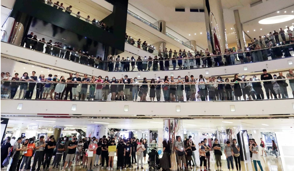 Người biểu tình tập trung ở một trung tâm mua sắm. Ảnh: SCMP