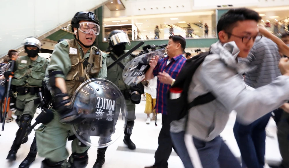 Phần lớn cảnh sát được triển khai ở các trung tâm mua sắm và các trạm tàu điện. Ảnh: SCMP