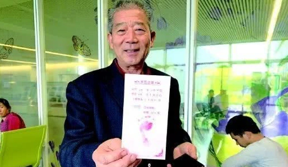 Ông bố Huang Weiping 68 tuổi nói sức khỏe tốt và thói quen sống tốt đã giúp ông và vợ có đứa con thứ ba. Ảnh: SCMP