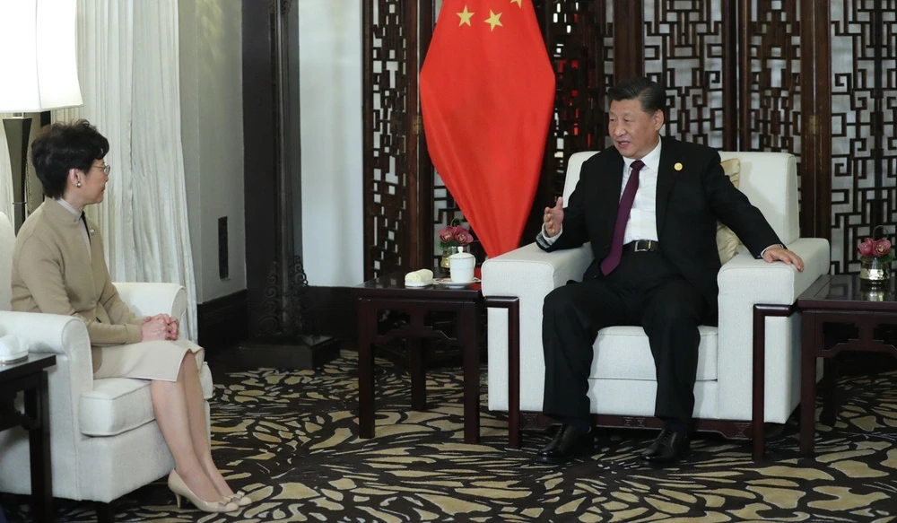 Chủ tịch Trung Quốc Tập Cận Bình (phải) gặp Trưởng Đặc khu Hong Kong Lâm Trịnh Nguyệt Nga tại Thượng Hải ngày 4-11. Ảnh: THX