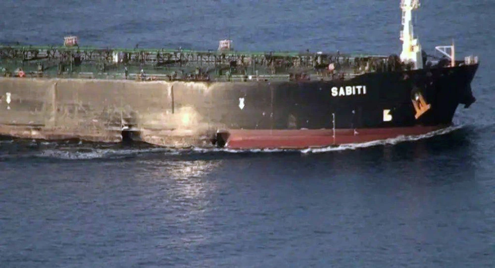 Tàu dầu Sabiti của Iran bị hư hại và đang di chuyển trên biển Đỏ ngày 13-10. Ảnh: REUTERS