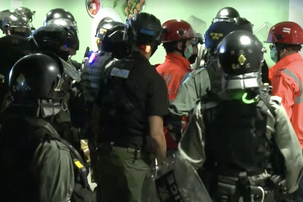Hình ảnh cảnh sát và nhân viên cấp cứu thuộc lực lượng cứu hỏa cãi nhau trong khi cùng ứng phó biểu tình ở Hong Kong tối 8-11. Ảnh: RTHK