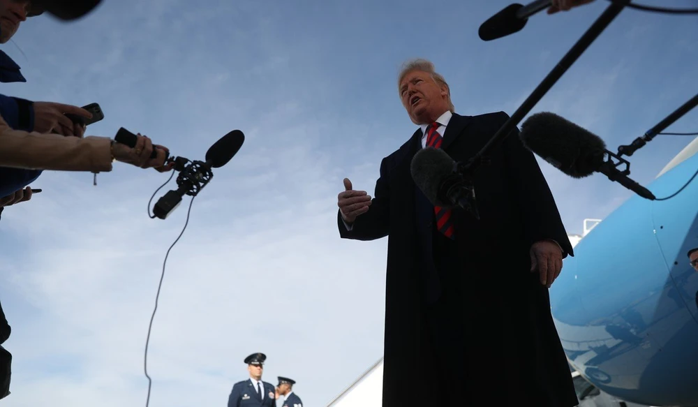 Tổng thống Mỹ Donald Trump trao đổi với truyền thông trước khi lên chiếc Không lực Một ở căn cứ chung Andrews ở bang Maryland bay sang bang Alabama, ngày 9-11. Ảnh: AP