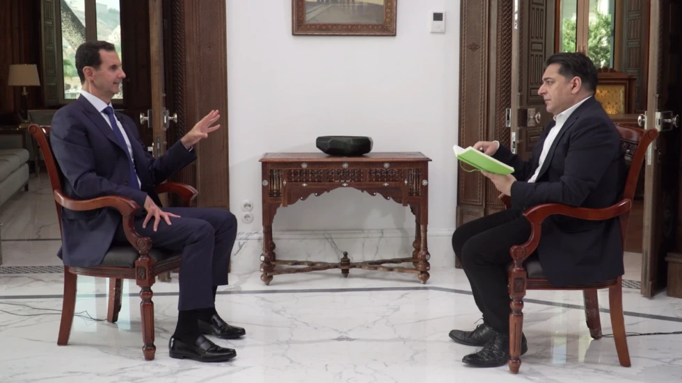 Tổng thống Syria Bashar al-Assad (trái) trả lời phỏng vấn phóng viên đài RT. Ảnh: RT