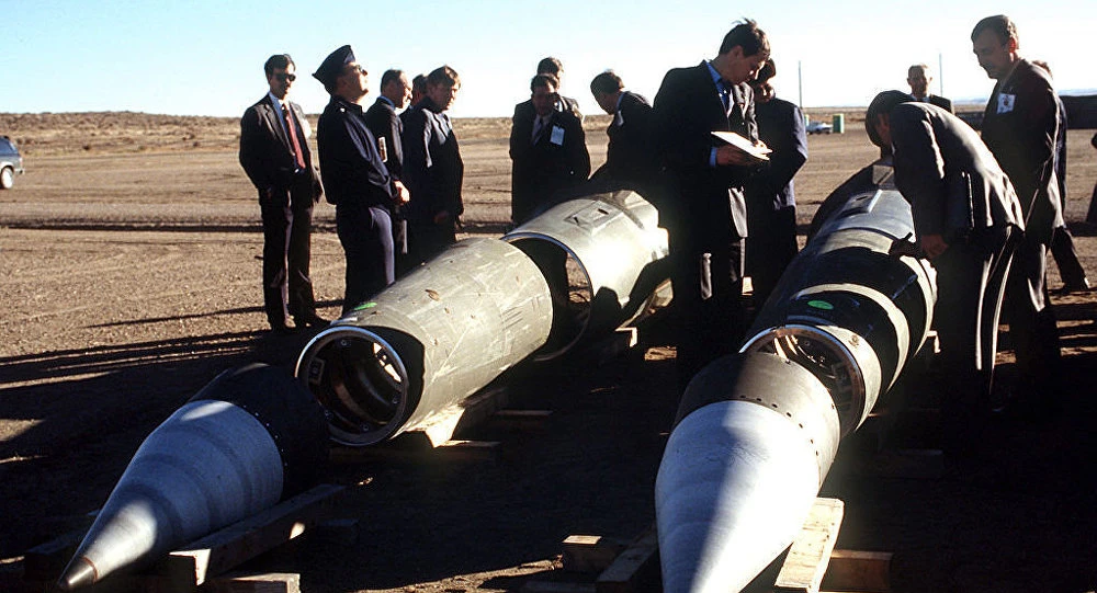 Các nhà thanh tra vũ khí Liên bang Xô viết và Mỹ quan sát tên lửa Pershing II đã bị vô hiệu hóa. Ảnh: CCO