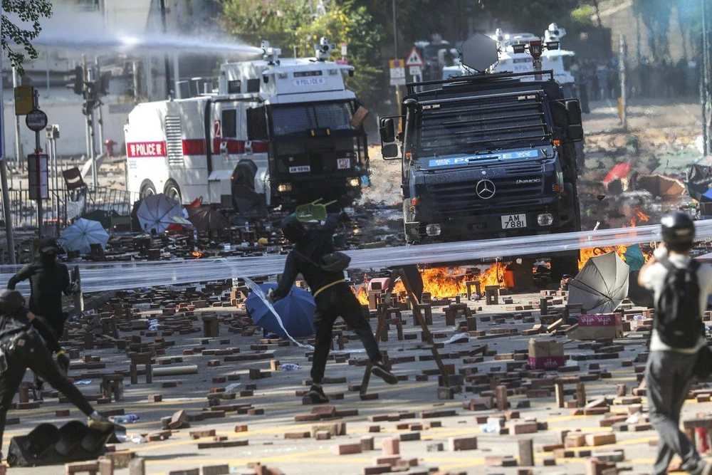 Âm thanh từ thiết bị LRAD có thể phát xa 300m. Ảnh: SCMP