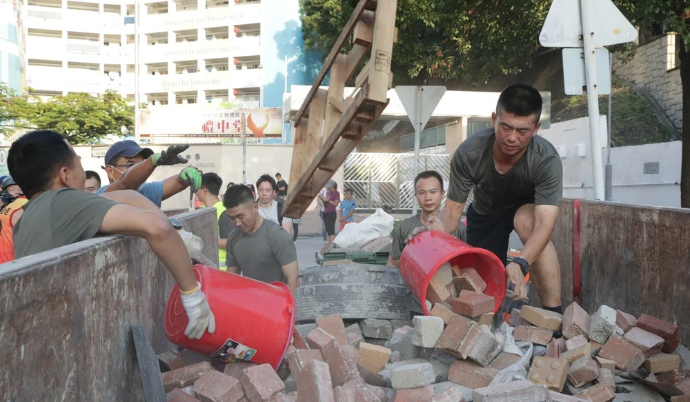 Binh sĩ Trung Quốc giúp dọn dẹp đường phố Hong Kong. Ảnh: SCMP