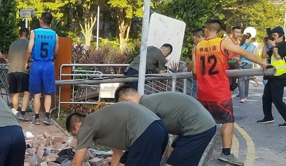 Binh sĩ Trung Quốc giúp dọn dẹp đường phố Hong Kong. Ảnh: SCMP
