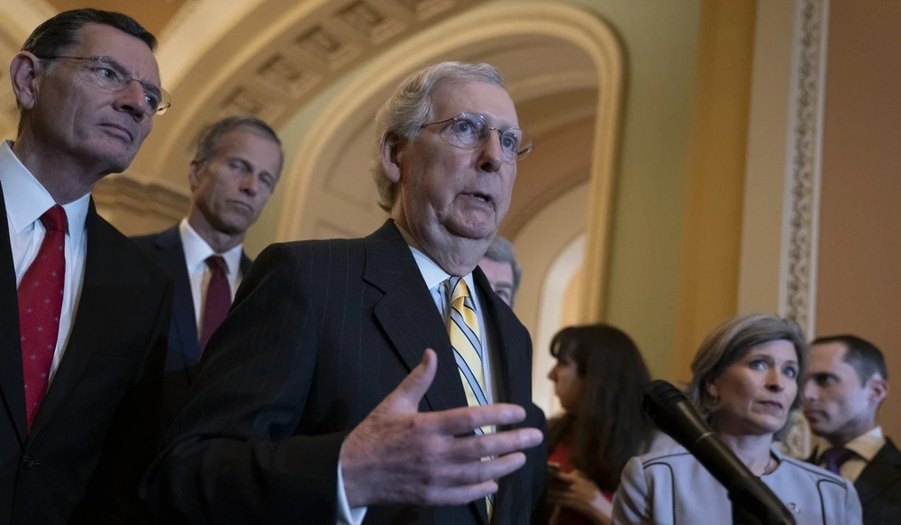 Lãnh đạo đa số đảng Cộng hòa tại Thượng viện Mitch McConnell (giữa) và các thượng nghị sĩ ủng hộ dự luật Nhân quyền và Dân chủ Hong Kong. Ảnh: AP