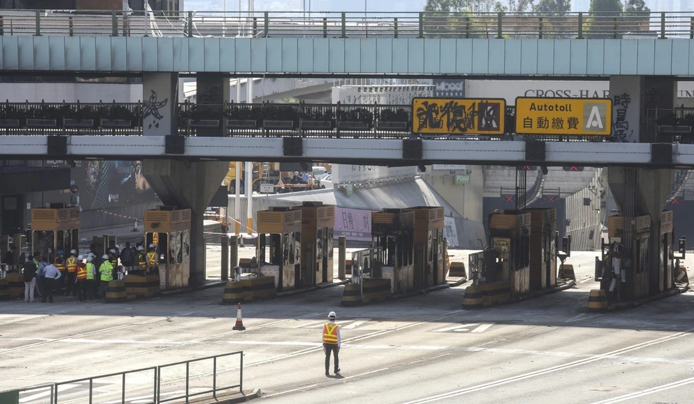 Các tuyến đường ở Hong Kong đã và đang được dọn dẹp, ngày 21-11. Ảnh: SCMP