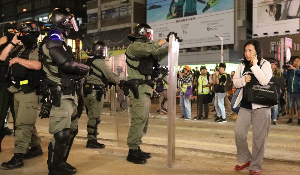 Cảnh sát canh gác tại một ngã tư ở Hong Kong tối 21-11. Ảnh: SCMP