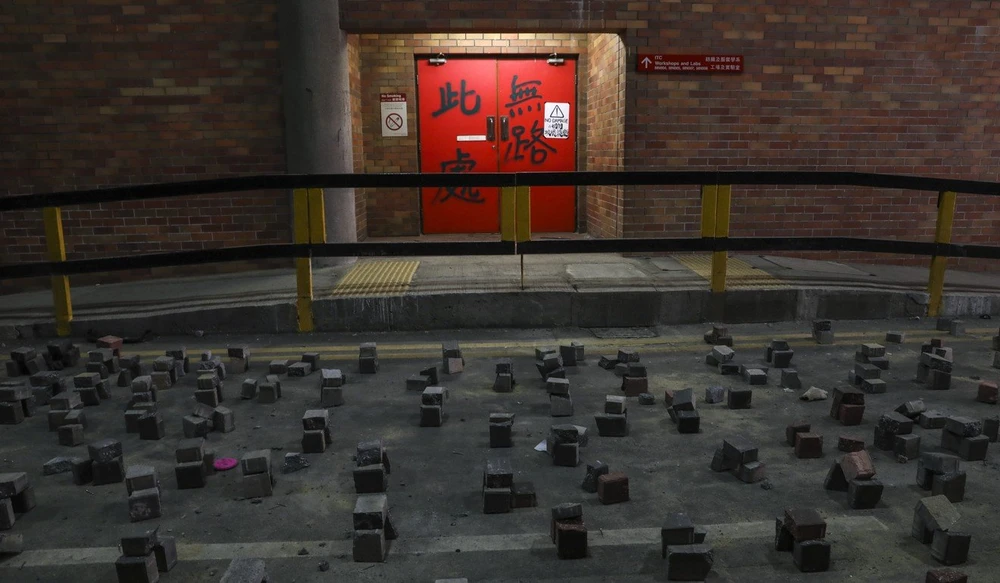 Gạch đá bên trong trường đại học Bách Khoa, tối 21-11. Ảnh: SCMP