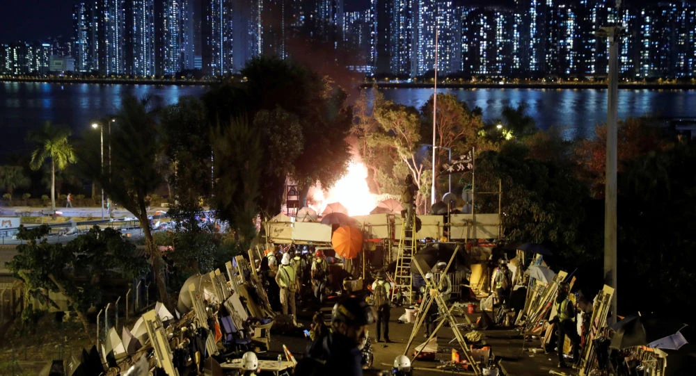 Biểu tình trước trường đại học Trung Quốc ở Hong Kong. Ảnh: REUTERS