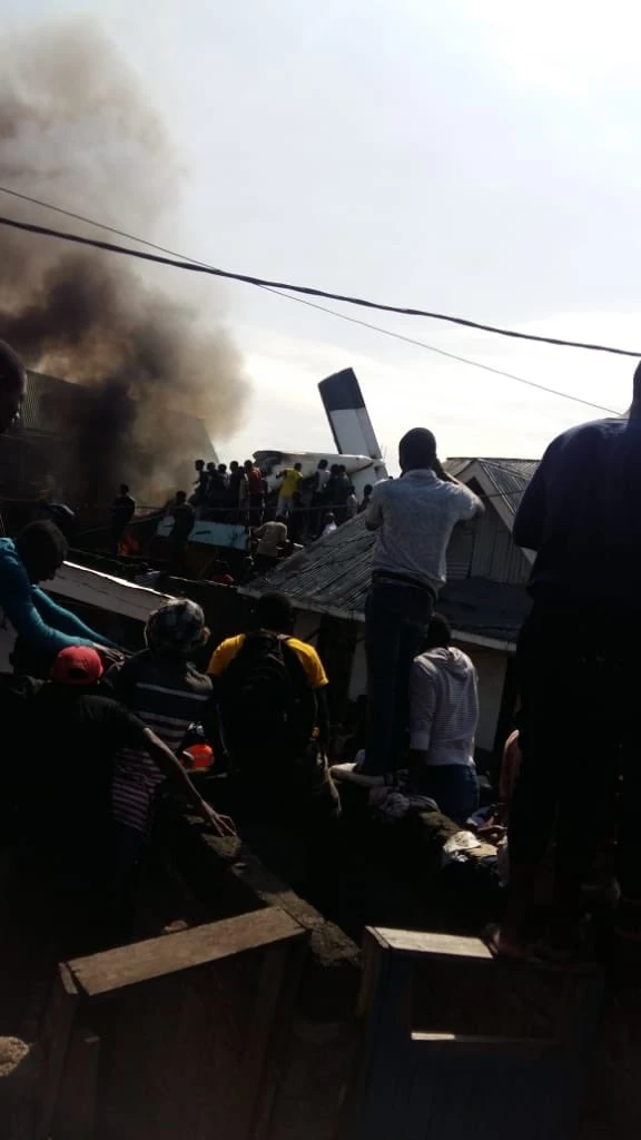 Có thể có thương vong dưới mặt đất vì chiếc máy bay rơi xuống khu dân cư. Ảnh: TWITTER