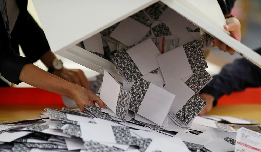 Nhiều người trong số 2,94 triệu cử tri đi bỏ phiếu hôm qua là những người lần đầu tiên đi bầu. Ảnh: EPA