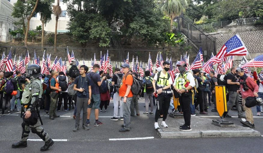 Dù lo ngại kinh tế Hong Kong có thể bị ảnh hưởng nghiêm trọng nhưng nhiều người biểu tình vẫn chọn ủng hộ luật Nhân quyền và Dân chủ Hong Kong. Ảnh: SCMP