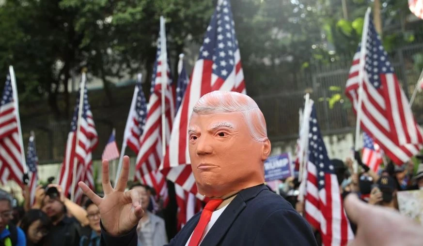 Người biểu tình Hong Kong tham gia cuộc tuần hành có tên “Cám ơn nước Mỹ”, cám ơn ông Trump vì đã ký thông qua luật Nhân quyền và Dân chủ Hong Kong. Ảnh: SCMP