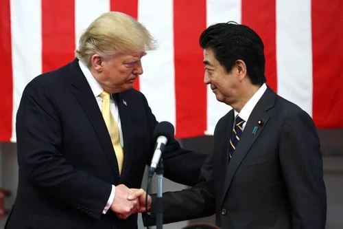 Tổng thống Mỹ Donald Trump (trái) và Thủ tướng Nhật Shinzo Abe gặp nhau tại TP Yokosuka, tỉnh Kanagawa, phía nam thủ đô Tokyo (Nhật) hồi tháng 5. Ảnh: REUTERS