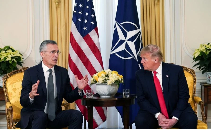 Tổng Thư ký NATO Jens Stoltenberg (trái) gặp Tổng thống Mỹ Donald Trump (phải) trước kỳ họp thượng đỉnh NATO ở London (Anh) ngày 3-12. Ảnh: REUTERS