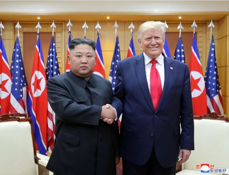 Tổng thống Mỹ Donald Trump (phải) và lãnh đạo Triều Tiên Kim Jong-un (trái) gặp nhau tại làng Bàn Môn Điếm ngày 30-6. Ảnh: REUTERS