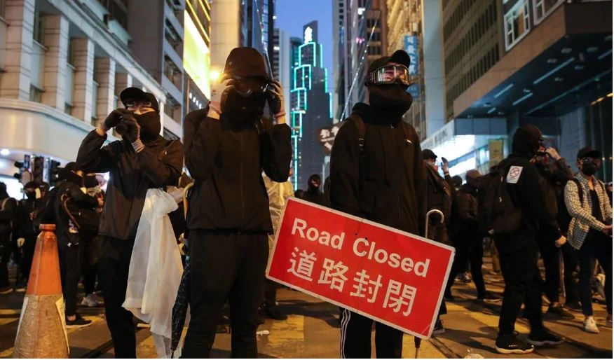 Người biểu tình phong tỏa đường Des Voeux ngày 8-12. Ảnh: SCMP